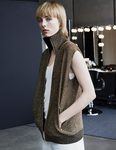 Edie Campbell con un chaleco de la colección 'Studio' otoño/invierno 2015/2016 de H&M