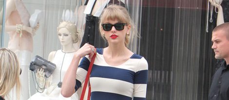 Taylor Swift con un vestido navy