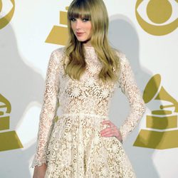 Taylor Swift con un vestido de ganchillo en las nominaciones a los Grammy 2012