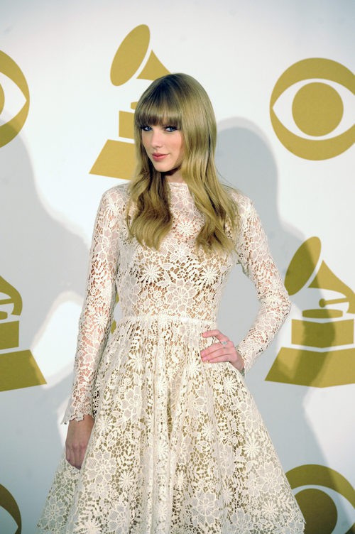 Taylor Swift con un vestido de ganchillo en las nominaciones a los Grammy 2012