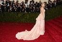 Taylor Swift con un vestido de color rosa palo en la Gala del MET 2014