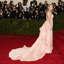 Taylor Swift con un vestido de color rosa palo en la Gala del MET 2014