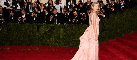 Taylor Swift con un vestido de color rosa palo en la Gala del MET 2014