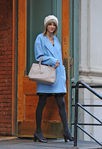 Taylor Swift con un abrigo azul bebé en Manhattan