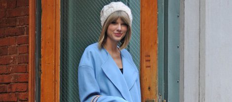 Taylor Swift con un abrigo azul bebé en Manhattan