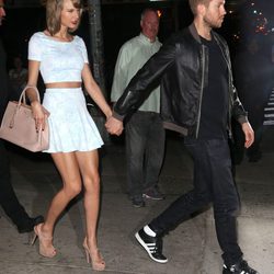 Taylor Swift con un conjunto de falda y top en una de sus citas con Calvin Harris