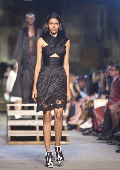 Vestido negro cruzado de la colección primavera/verano 2016 de Givenchy en Nueva York Fashion Week