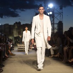 Traje blanco de la colección primavera/verano 2016 de Givenchy en Nueva York Fashion Week