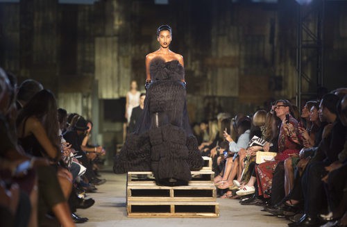 Vestido pomposo de la colección primavera/verano 2016 de Givenchy en Nueva York Fashion Week