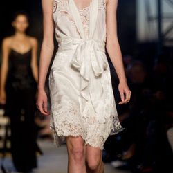 Vestido blanco de la colección primavera/verano 2016 de Givenchy en Nueva York Fashion Week