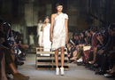 Vestido blanco corto de la colección primavera/verano 2016 de Givenchy en Nueva York Fashion Week
