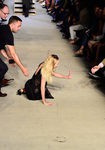 Candice Swanepoel se cae desfilando con la colección primavera/verano 2016 de Givenchy en Nueva York Fashion Week
