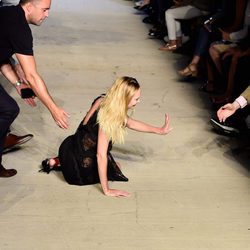 Candice Swanepoel se cae desfilando con la colección primavera/verano 2016 de Givenchy en Nueva York Fashion Week
