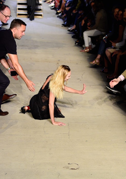 Candice Swanepoel se cae desfilando con la colección primavera/verano 2016 de Givenchy en Nueva York Fashion Week