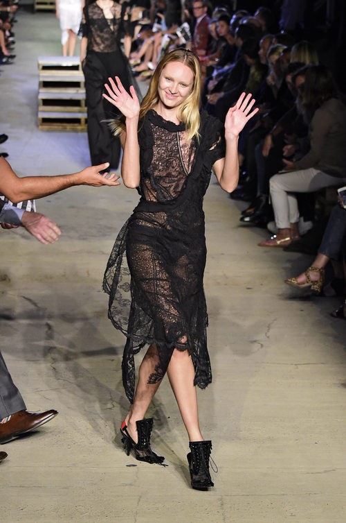 Candice Swanepoel desfilando con la colección primavera/verano 2016 de Givenchy en Nueva York Fashion Week