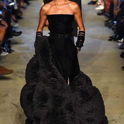 Joan Smalls desfilando con la colección primavera/verano 2016 de Givenchy en Nueva York Fashion Week