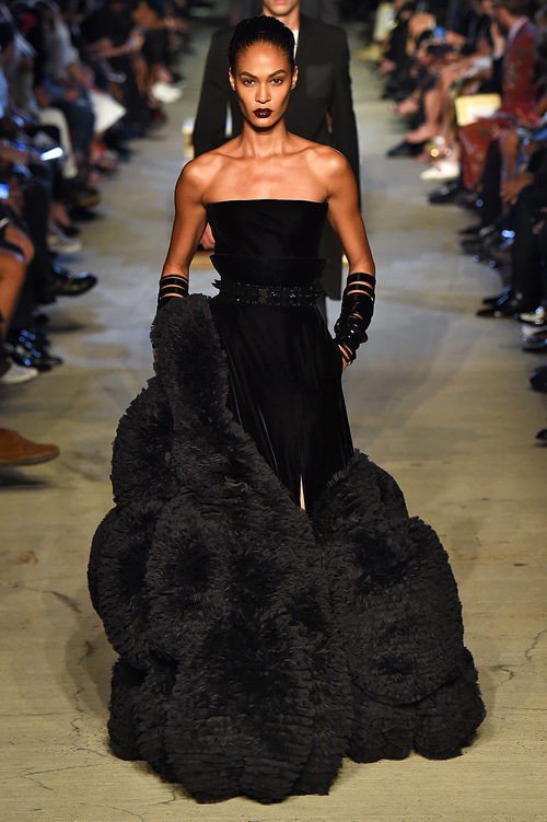 Joan Smalls desfilando con la colección primavera/verano 2016 de Givenchy en Nueva York Fashion Week