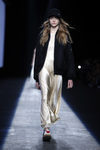 Vestido largo dorado de la colección primavera/verano 2016 de Alexander Wang en Nuevo York Fashion Week