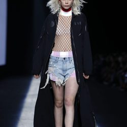 Abrigo largo negro de la colección primavera/verano 2016 de Alexander Wang en Nueva York Fashion Week