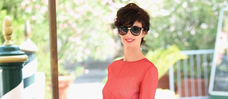 Paz Vega luce un vestido rojo de vuelo en el festival de Venecia 2015