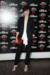 Paz Vega con un traje de americana y pantalón negro en el festival de Venecia 2015