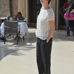 Paz Vega con un sencillo pantalón negro y camisa blanca en el festival de Venecia 2015