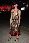 Paz Vega luce un vestido en tonos tierras y rojo metalizado en el festival de Venecia 2015
