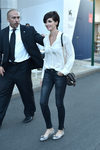 Paz Vega opta por unos vaqueros desteñidos y camisa blanca en el festival de Venecia 2015