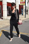 Paz Vega con un sencillo look de chaqueta y pantalón negro en el festival de Venecia 2015