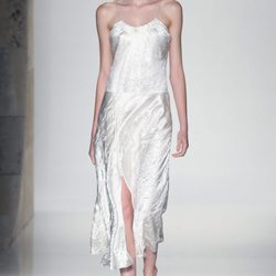 Vestido blanco de la colección primavera/verano 2016 de Victoria Beckham en Nueva York Fashion Week