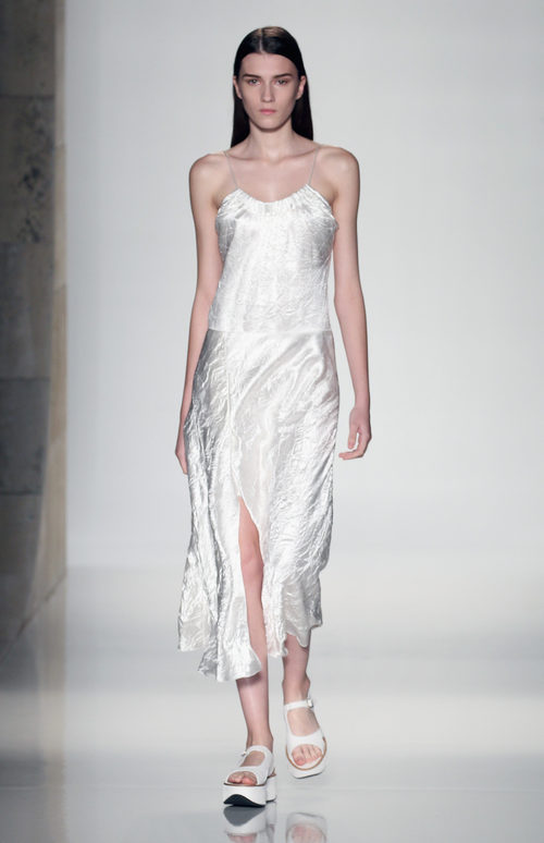 Vestido blanco de la colección primavera/verano 2016 de Victoria Beckham en Nueva York Fashion Week