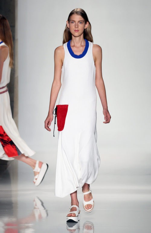 Vestido blanco con bolsillo de la colección primavera/verano 2016 de Victoria Beckham en Nueva York Fashion Week