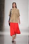 Falda roja midi de la colección primavera/verano 2016 de Victoria Beckham en Nueva York Fashion Week
