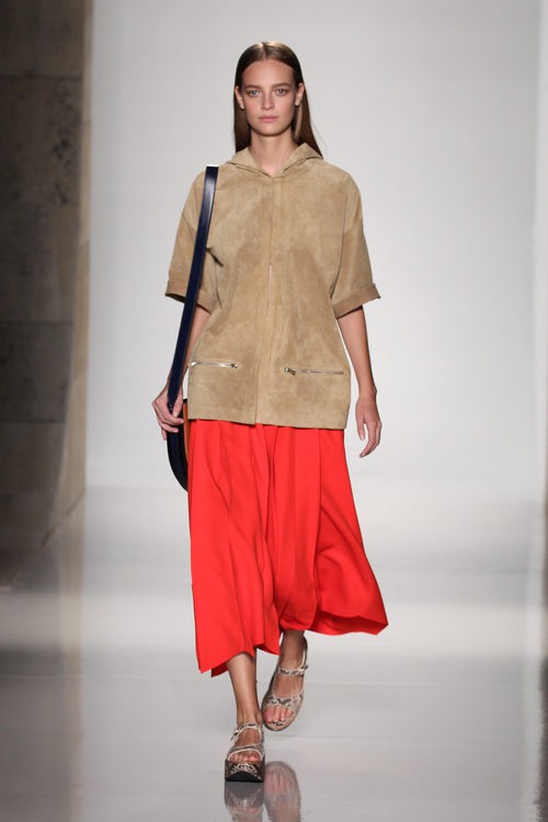 Falda roja midi de la colección primavera/verano 2016 de Victoria Beckham en Nueva York Fashion Week