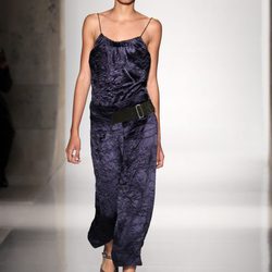 Jumpsuit morado de la colección primavera/verano 2016 de Victoria Beckham en Nueva York Fashion Week