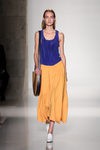 Falda mostaza midi de la colección primavera/verano 2016 de Victoria Beckham en Nueva York Fashion Week