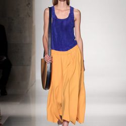 Falda mostaza midi de la colección primavera/verano 2016 de Victoria Beckham en Nueva York Fashion Week