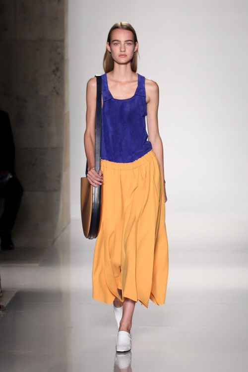 Falda mostaza midi de la colección primavera/verano 2016 de Victoria Beckham en Nueva York Fashion Week