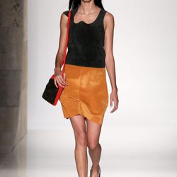 Vestido de ante bicolor de la colección primavera/verano 2016 de Victoria Beckham en Nueva York Fashion Week