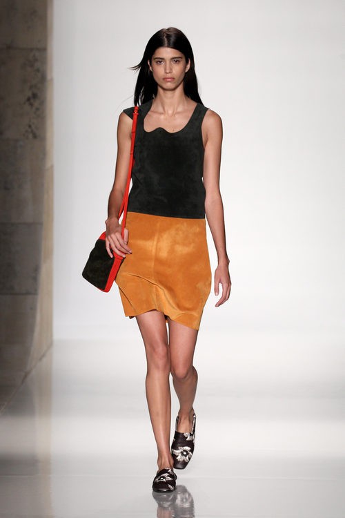 Vestido de ante bicolor de la colección primavera/verano 2016 de Victoria Beckham en Nueva York Fashion Week