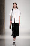 Falda negra de la colección primavera/verano 2016 de Victoria Beckham en Nueva York Fashion Week