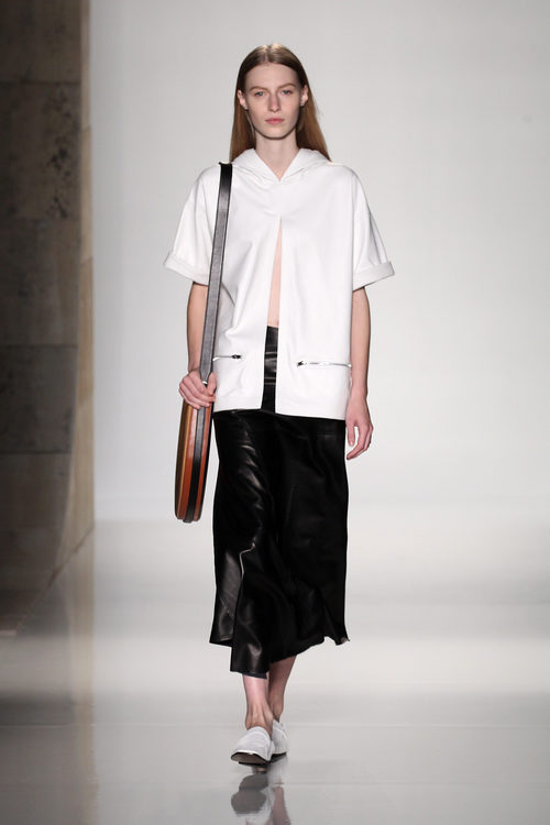 Falda negra de la colección primavera/verano 2016 de Victoria Beckham en Nueva York Fashion Week
