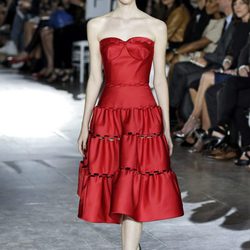 Vestido rojo palabra de honor de la colección de primavera/verano 2016 de Zac Posen de Nueva York Fashion Week