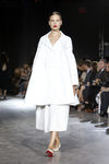 Traje de capa y falda larga blanca de la colección de primavera/verano 2016 del desfile de Zan Posen en la Nueva York Fashion Week