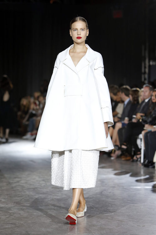 Traje de capa y falda larga blanca de la colección de primavera/verano 2016 del desfile de Zan Posen en la Nueva York Fashion Week