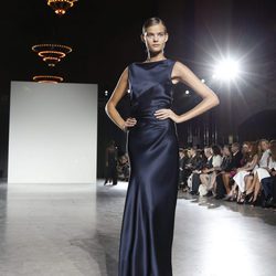 Vestido azul marino ajustado de la colección de primavera/verano 2016 de Zac Posen en Nueva York Fashion Week