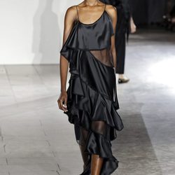 Vestido negro de volantes de la colección de primavera/verano 2016 de Zac Posen en Nueva York Fashion Week
