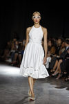 Vestido blanco con falda de vuelo de la colección de primavera/verano 2016 de Zac Posen en Nueva York Fashion Week