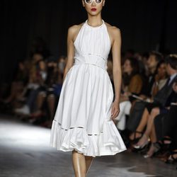 Vestido blanco con falda de vuelo de la colección de primavera/verano 2016 de Zac Posen en Nueva York Fashion Week