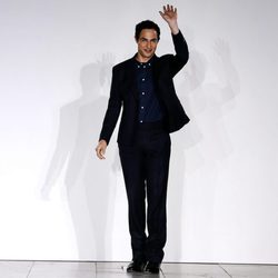 Zac Posen tras finalizar el desfile de su colección primavera/verano 2016 en Nueva York Fashion Week